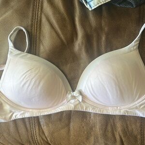 VS body by secret no wire bra, 32B, great condition, light pink and purple